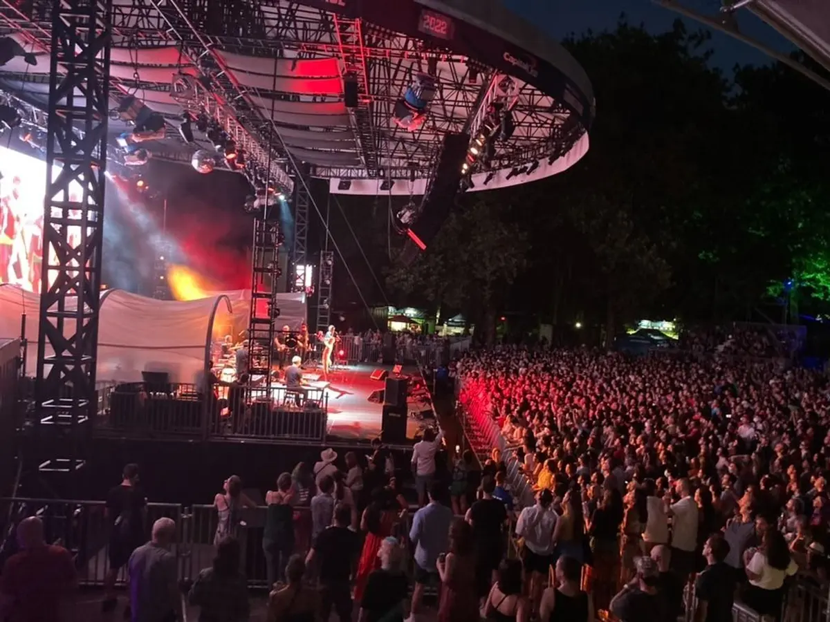 Un espace unique dans la capitale, entouré de 150 ballots de paille pour se couper du monde! 