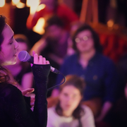 Poésie polymorphe : une soirée inspirée, traversée d’étrangeté.