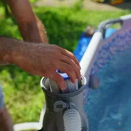 Quels sont les accessoires indispensables à l’entretien de sa piscine ?