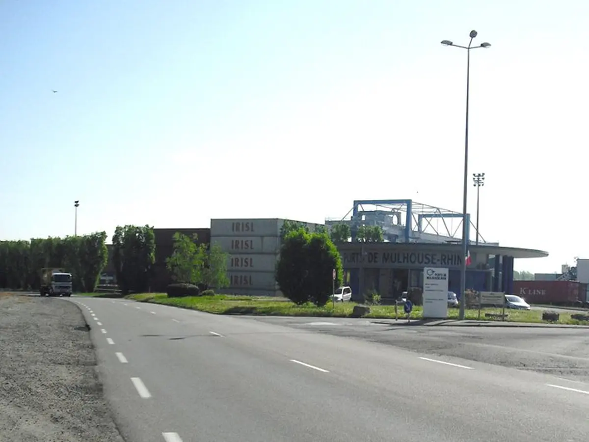 Port de Mulhouse Rhin avec en arrière plan le portique à conteneurs d'Ottmarsheim