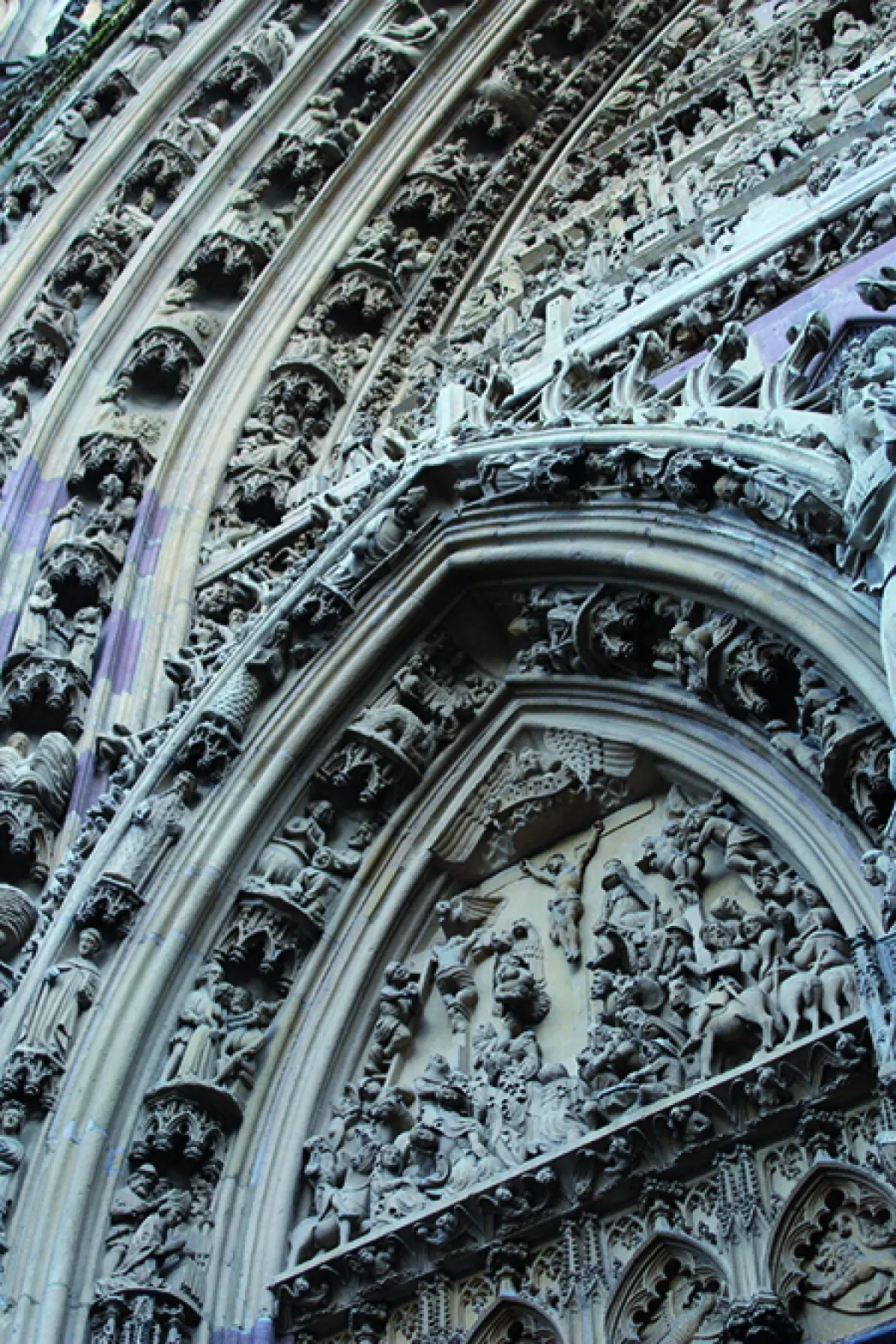 Le portail de la Collégiale Saint-Thiébaut 