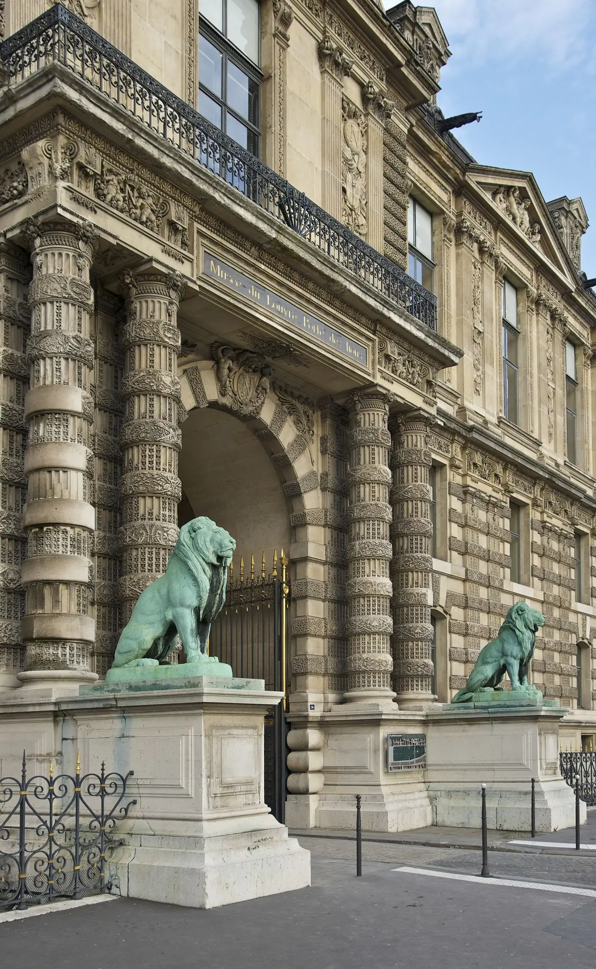 Porte des Lions du Louvre - Paris
