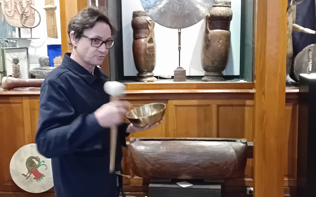 Alexandre dans sa boutique Natsara