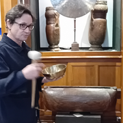 Pouvoirs et magie des vibrations sonores sur le corps humain (bol chantant, gong, percussions chamanique…)