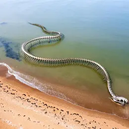 Près de Nantes, un serpent géant de 130 mètres apparaît et disparaît avec la marée