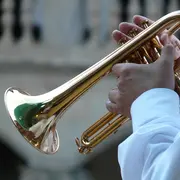 Présence des violonistes et saxophonistes au marché de Noël
