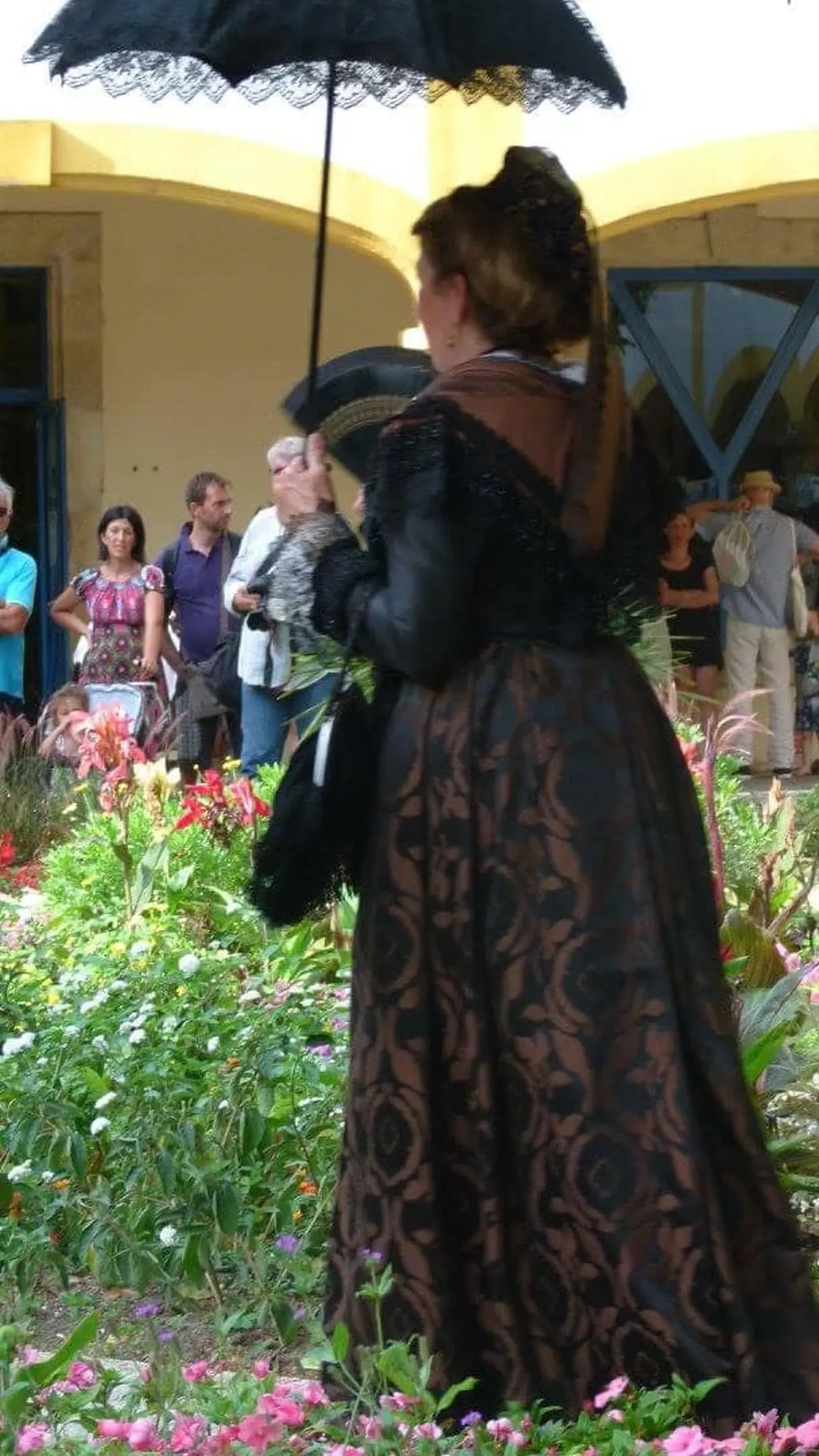 Présentation de costumes arlésiens par Reneissenço