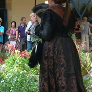 Présentation de costumes arlésiens par Reneissenço