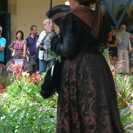 Présentation de costumes arlésiens par Reneissenço