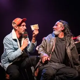Presque égal à