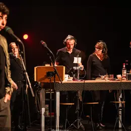 Presque égal à