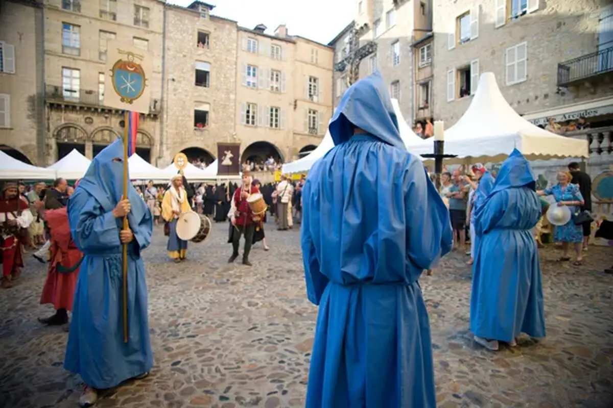 Procession des Pénitents Noirs et Bleus à Villefranche-de-Rouergue