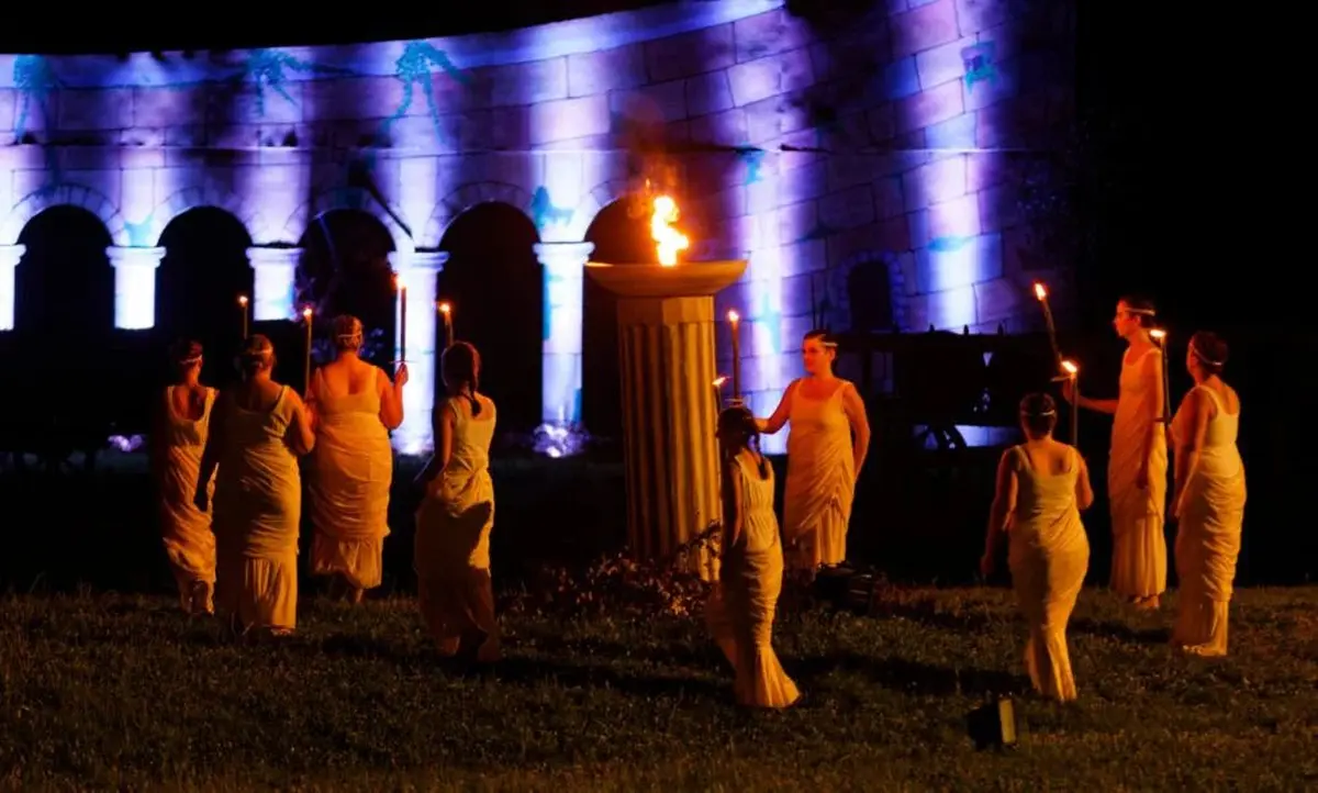 L'Histoire d'Autun se déroule sous les yeux des spectateurs, incarnée par 500 points lumineux et 1000 personnages. 