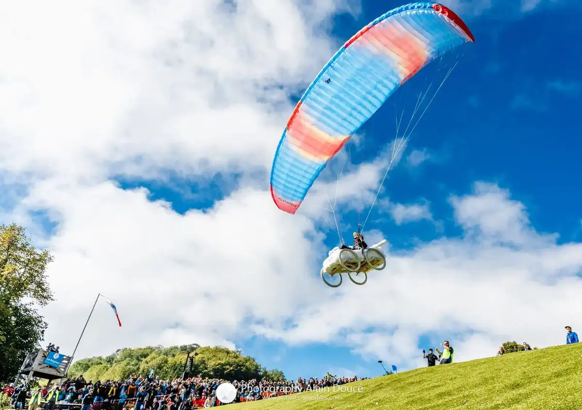 Programme de la Coupe Icare 2026 &agrave; Saint-Hilaire : six jours de vol libre, de cin&eacute;ma et de concerts