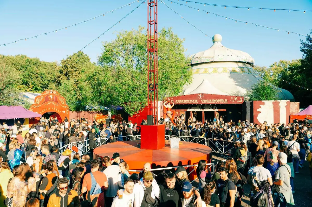Des performances circassiennes jalonnent les all&eacute;es entre les sc&egrave;nes tout au long de la journ&eacute;e pour plonger les festivaliers encore un peu plus dans l'ambiance de Madame Loyal 