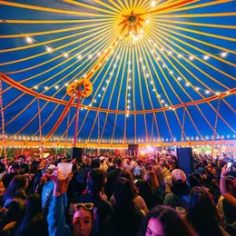 Programme de Madame Loyal 2026 Crazy Carnaval à Paris : 30 DJs et performers pour une journée sous chapiteau