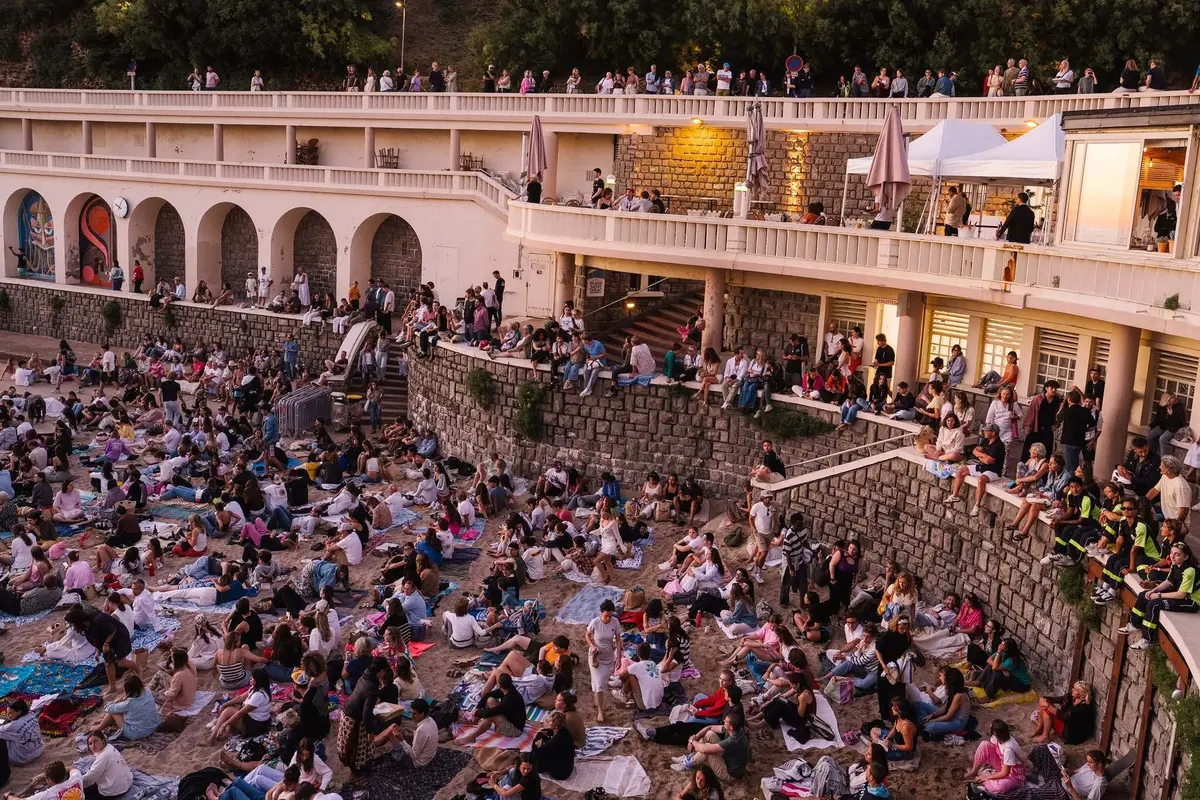 Au programme : huit longs-m&eacute;trages in&eacute;dits en comp&eacute;tition internationale, des courts m&eacute;trages, des projections en plein air sur la plage et deux journ&eacute;es th&eacute;matiques au Casino Municipal. 
