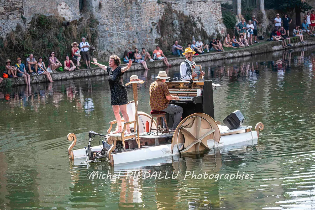 Le Festival International de Boogie-Woogie de Laroquebrou investit chaque recoin de la commune de Laroquebrou, des bars aux places jusque dans l'eau ! 