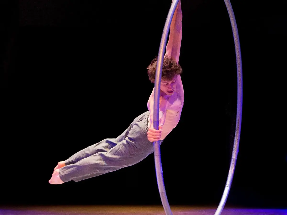 Tout au long du festival, Th&eacute;o Touvet propose une performance de Roue-Cyr