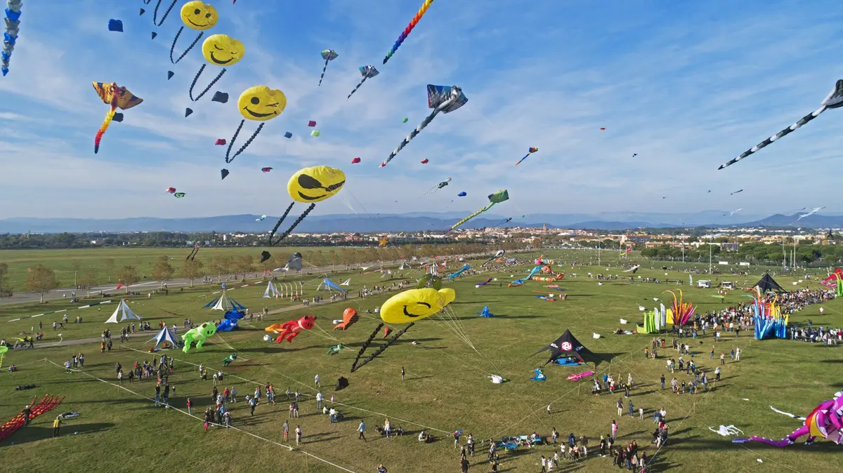 Programme du Festival International de l'Air de Fr&eacute;jus 2026 : trois jours de cerfs-volants, concerts et animations