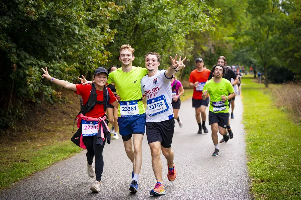 B&eacute;n&eacute;voles et spectateurs cr&eacute;ent une ambiance festive tout au long des parcours pour permettre aux coureurs de conserver leurs forces 