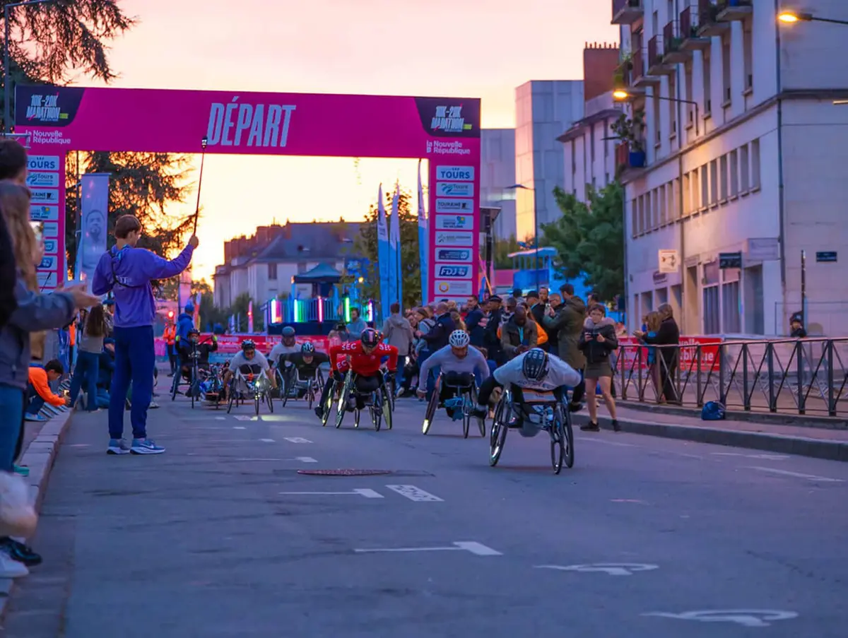 La Course Handi Fauteuil, cr&eacute;&eacute;e il y &agrave; 3 ans s&rsquo;impose comme un temps fort de l'&eacute;v&eacute;nement. Pour cette nouvelle &eacute;dition, les participants d&eacute;couvriront un parcours enti&egrave;rement renouvel&eacute; de 13 km, sp&eacute;cifiquement &eacute;tudi&eacute; et adapt&eacute; &agrave; la pratique du fauteuil de course, pour offrir fluidit&eacute;, s&eacute;curit&eacute; et plaisir de rouler.