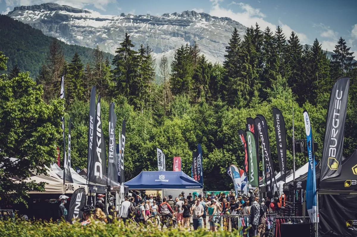 . Au programme : une quinzaine d'&eacute;preuves VTT r&eacute;parties sur trois jours, des formats pour tous les niveaux, un village expo et des animations conviviales.