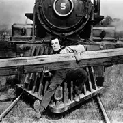 Projection du film Le mécano de la Générale de Buster KEATON et mise en musique, en direct, par Patrick BISMUTH, violon et Caroline DELUME, guitare