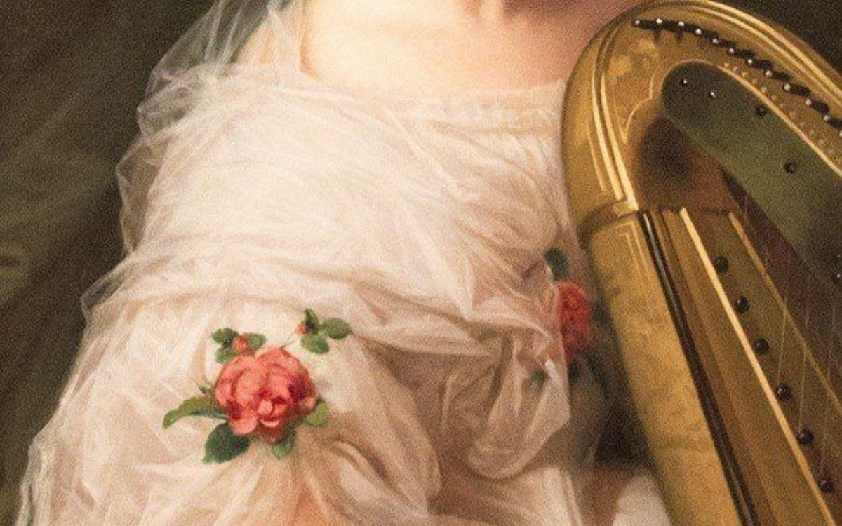 détail robe froufrou et harpe