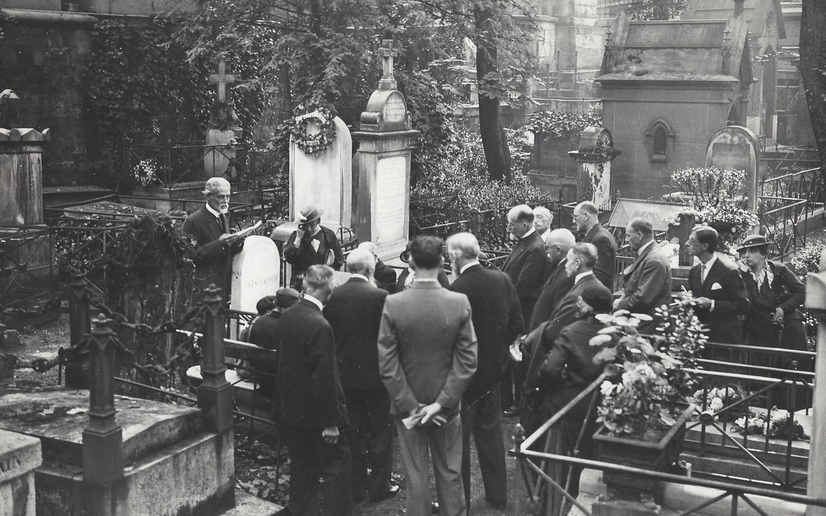 Positivistes sur la tombe d'Auguste Comte (1930)