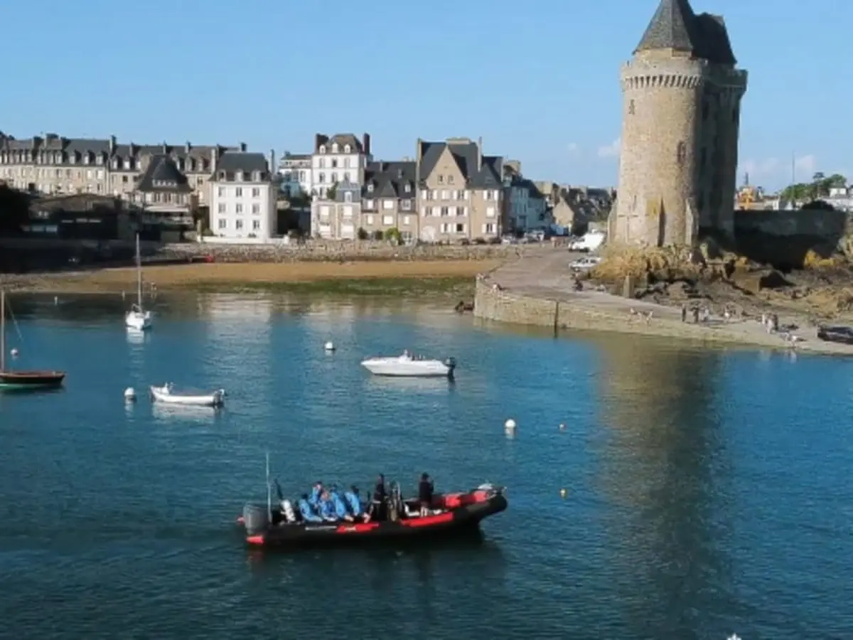 Promenade comment&eacute;e le long de la C&ocirc;te de Saint-Malo (35)