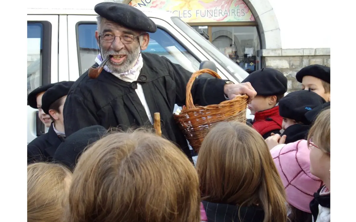 Promenade du Père Noël et son lutin et chalet des associations