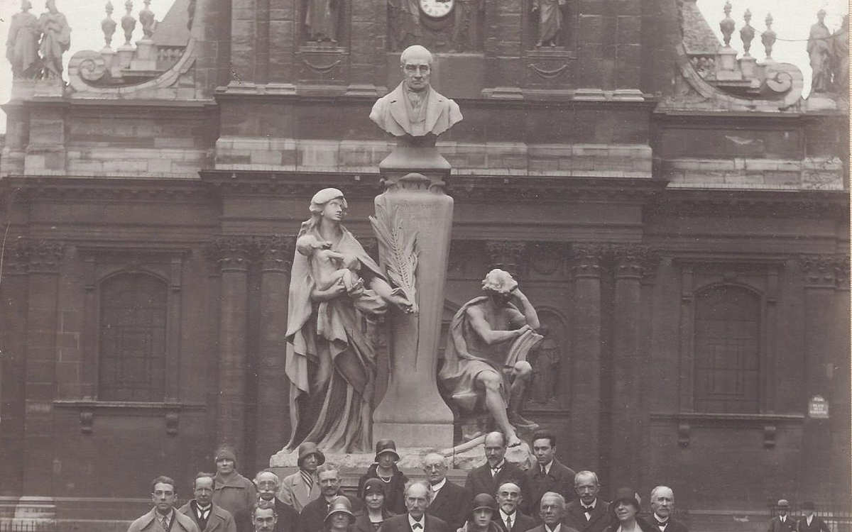 Statue d'Auguste Comte, Place de la Sorbonne