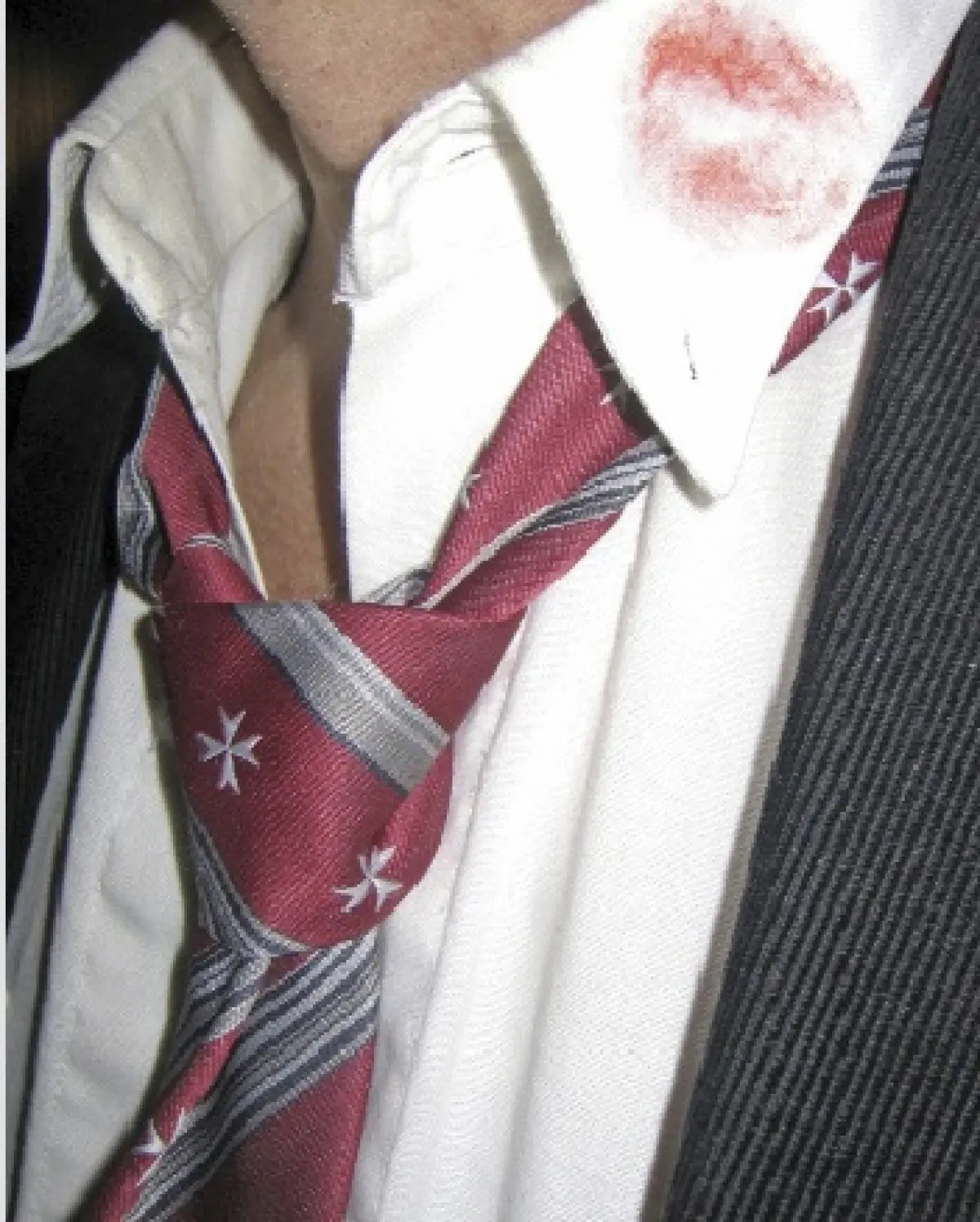 Qu’y a-t-il de plus prometteur qu’un baiser sur son col de chemise?