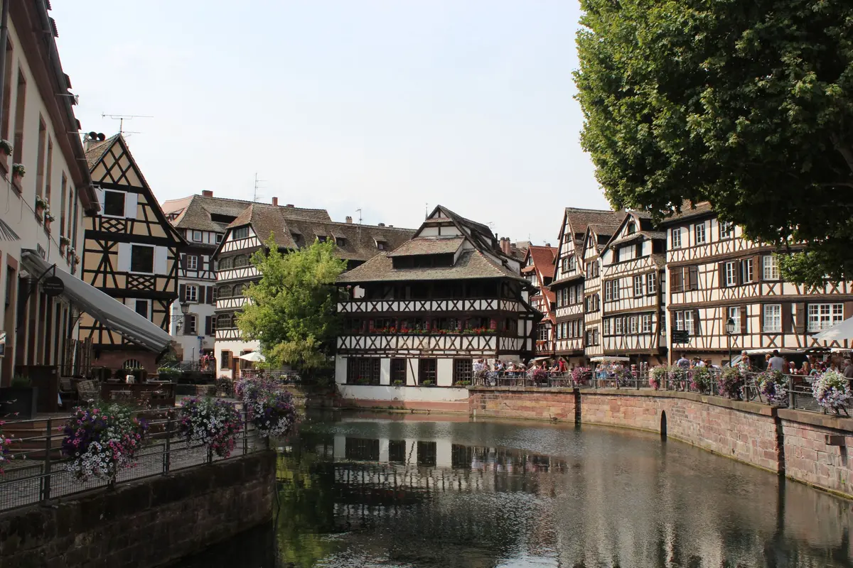Vue sur l'eau calme et les maisons à colombages qui bordent l'Ill