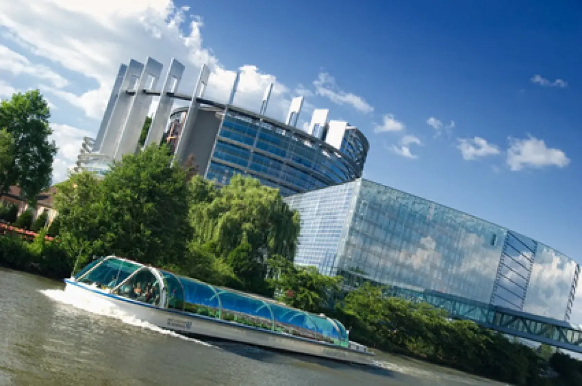 Le calme et charmant quartier européen de Strasbourg est sublimé par l'architecture du Parlement de l'Europe.