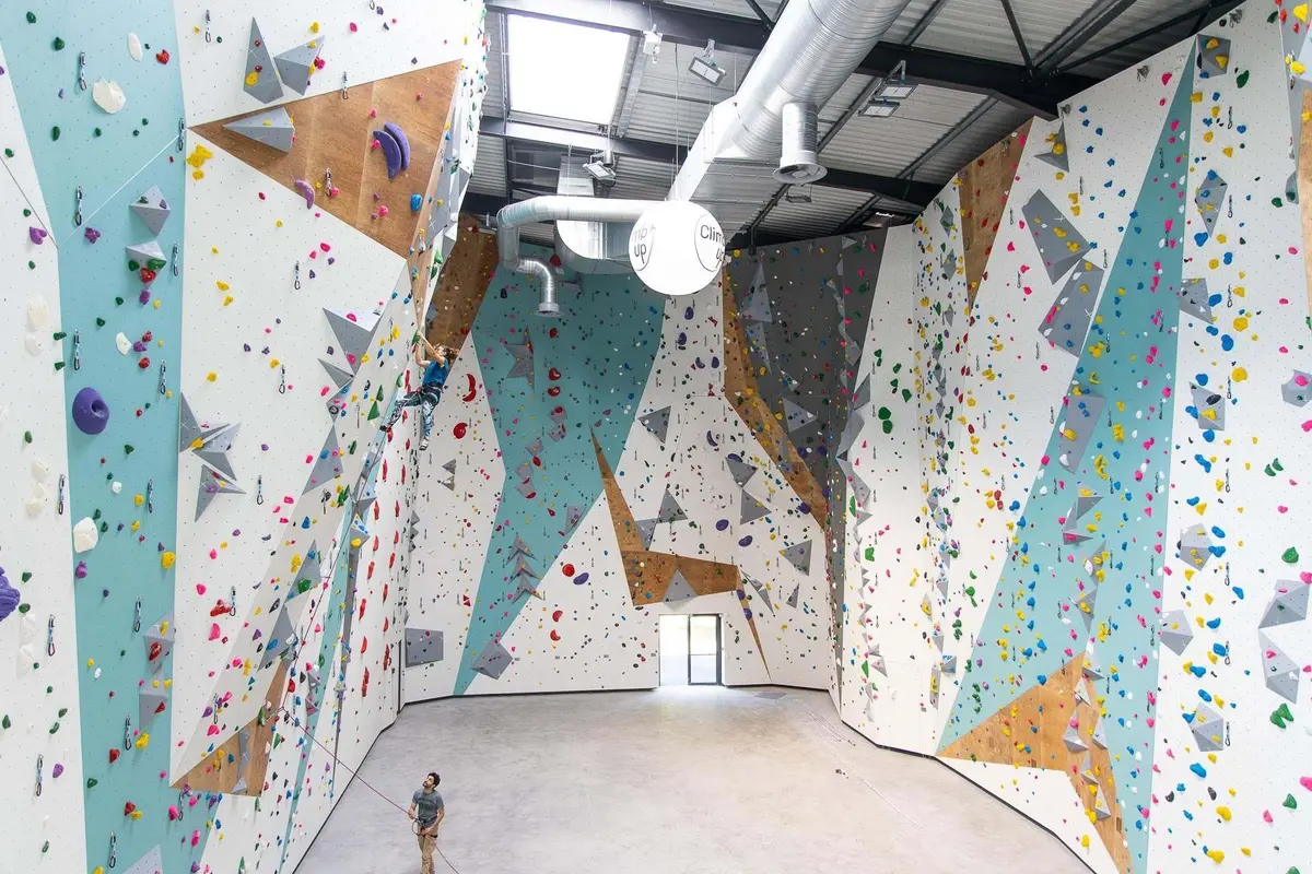 L’escalade fait partie des sports à tester avant la rentrée.