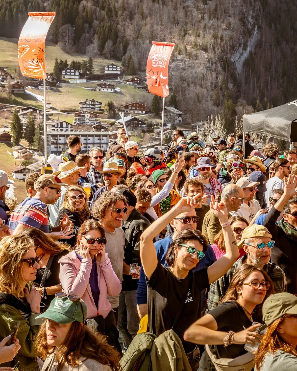 Une ambiance folle aux pieds des montagnes. 