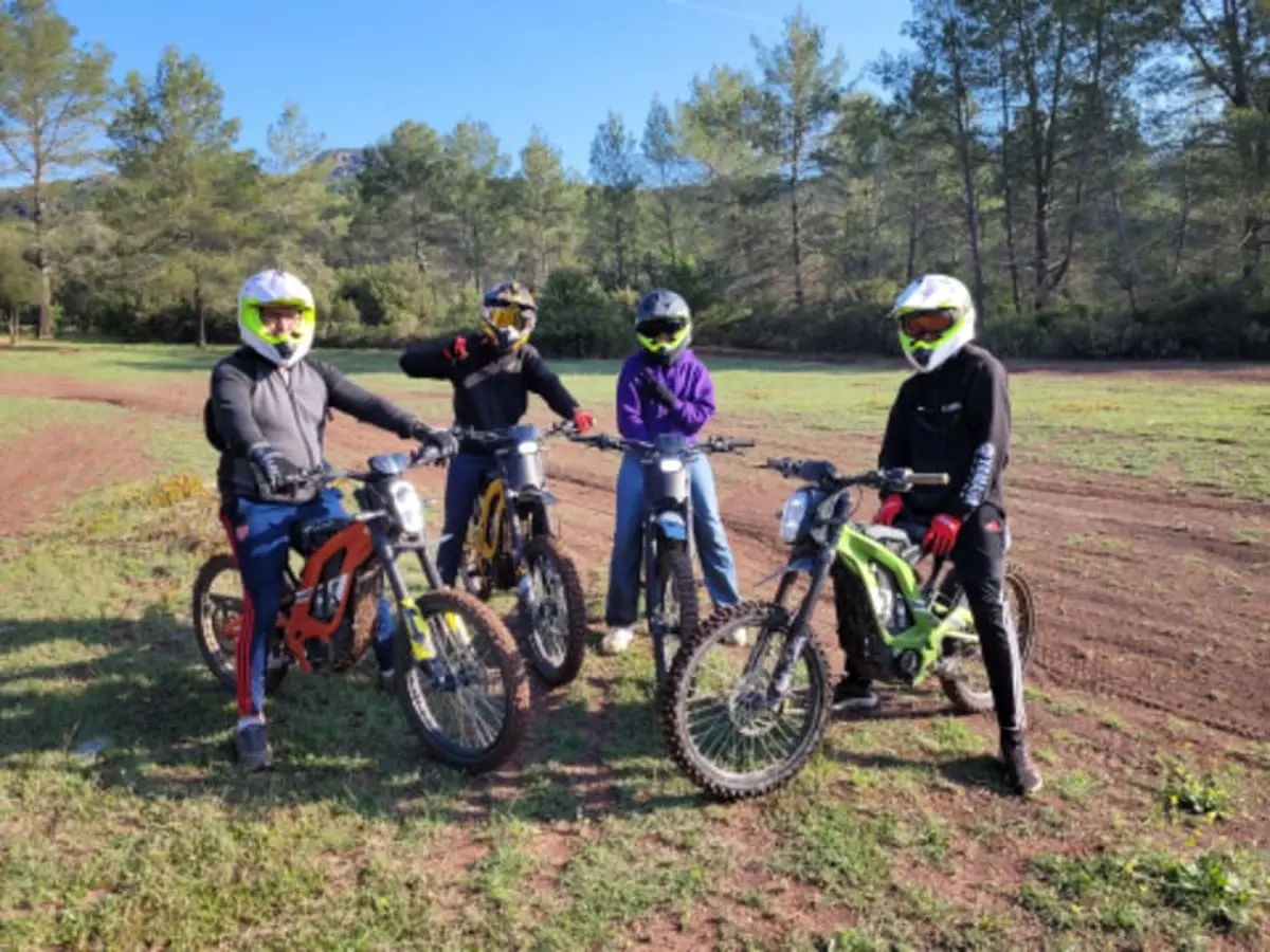 Randonnée accompagnée à moto électrique à Puget sur Argens (83)