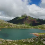 Randonnée au lac d\'Estaëns dans son écrin de roches rouges