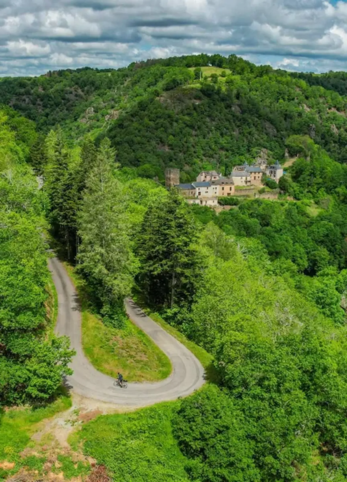 Randonnée dans la fraîcheur du matin Lavergne-Castelmary