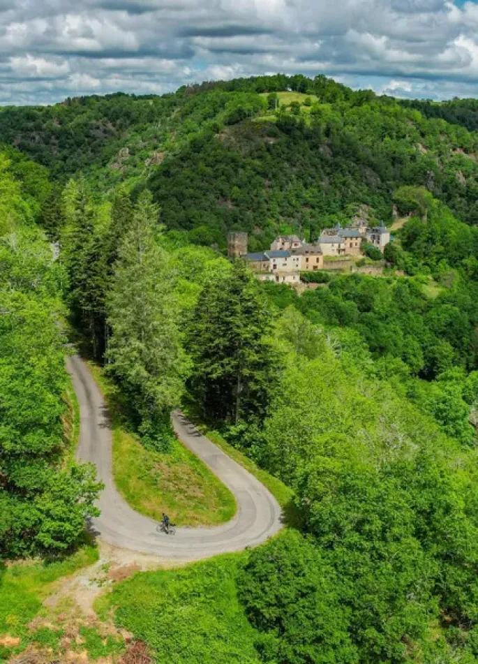 Randonnée dans la fraîcheur du matin Lavergne-Castelmary