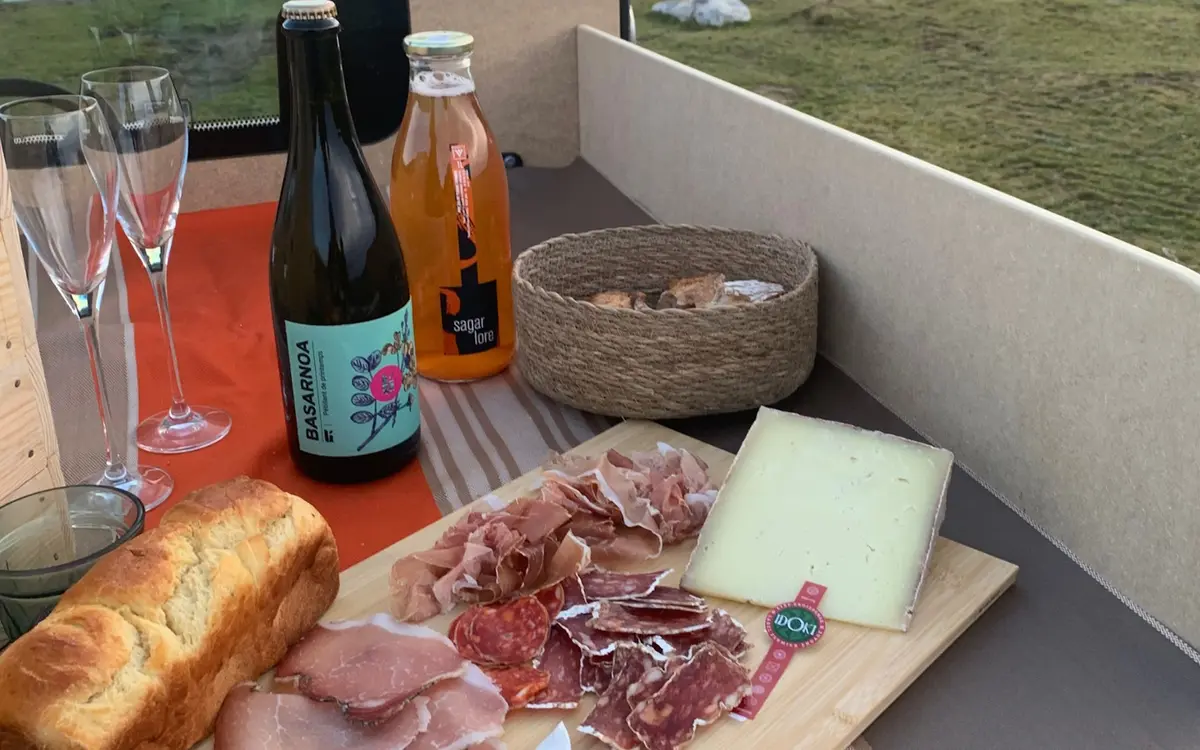 Randonnée en quadricycle électrique à Iraty, rencontre avec une bergère et pause gourmande en estive