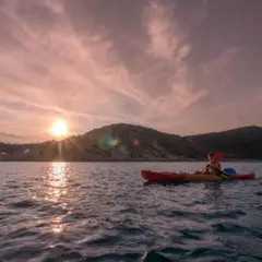 Randonnée guidée sunset en kayak depuis la plage de Pampelonne