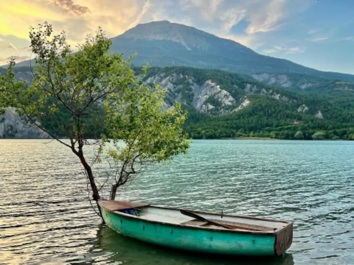 Randonnée pédestre autour du Lac de Serre-Ponçon