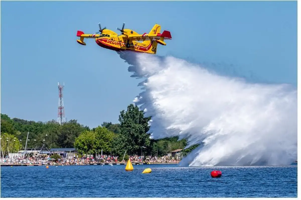&Agrave; terre et dans le ciel, ce show mis en sc&egrave;ne et anim&eacute; par un speaker professionnel pr&eacute;sente ces avions de l&eacute;gende au fil de leur passage.