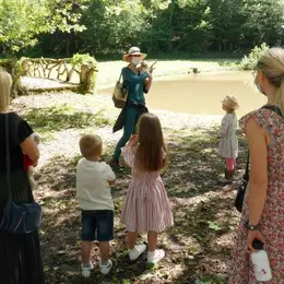 RDV Aux Jardins 2026 - Mon doudou fait la visite dans le parc du château du Mortier