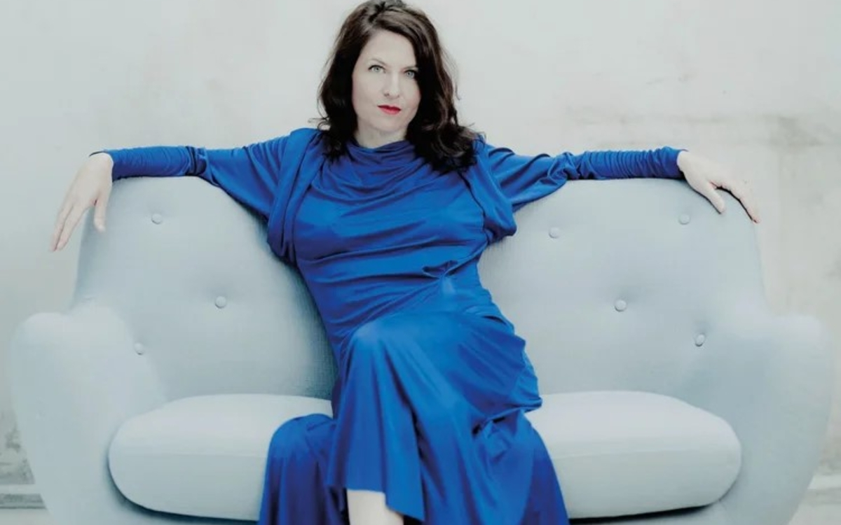 Vanessa Wagner assise sur canapé gris