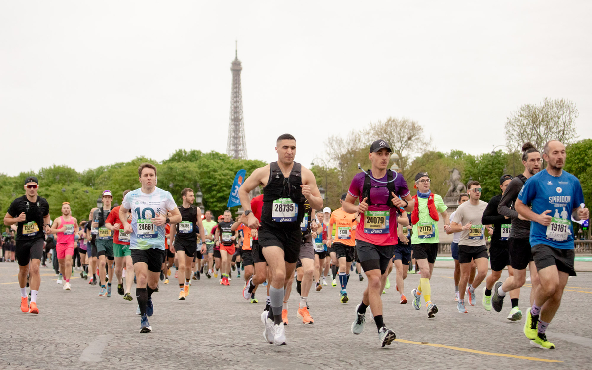 Des coureurs passent sur la place de la Concorde avec la tour Eiffel en toile de fond pour le marathon de Paris du dimanche 7 avril 2024.