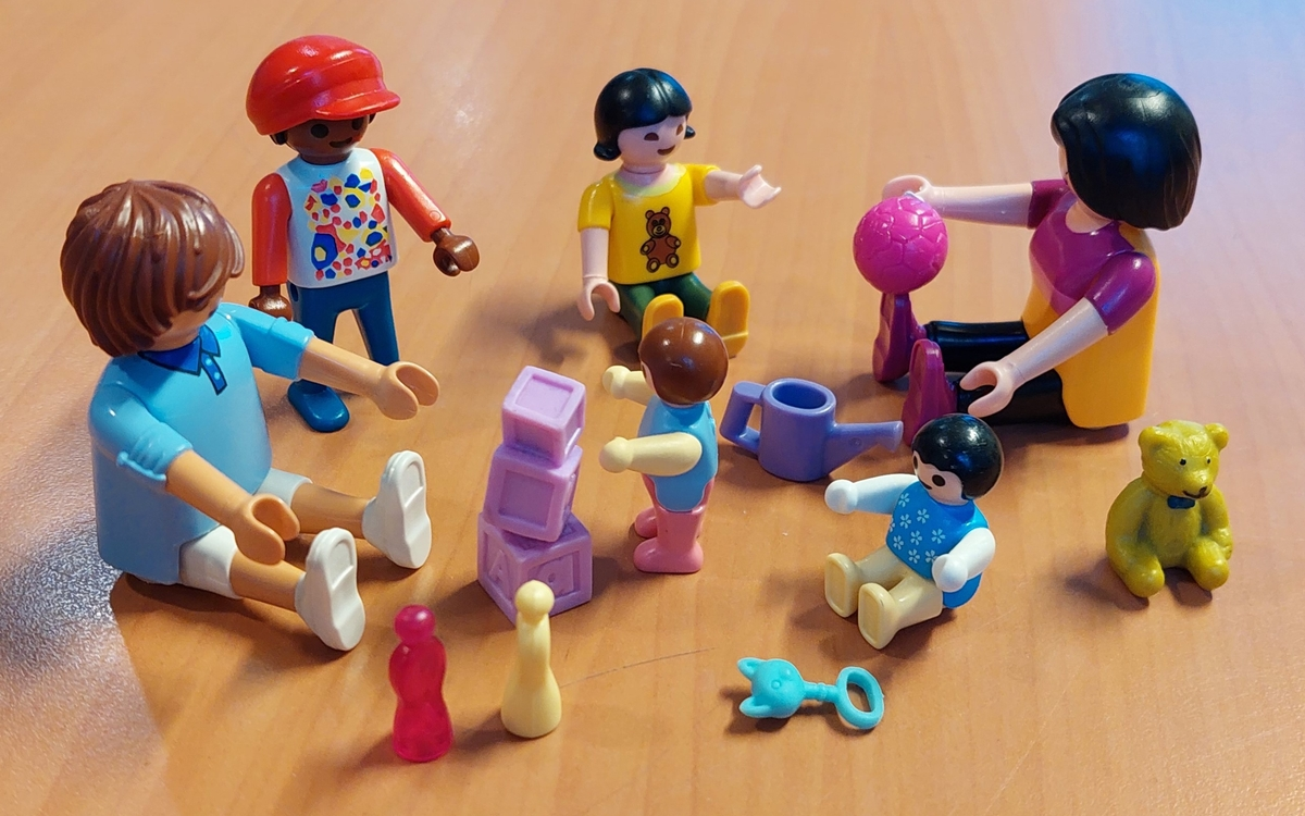 enfants et parents playmobils jouant ensemble